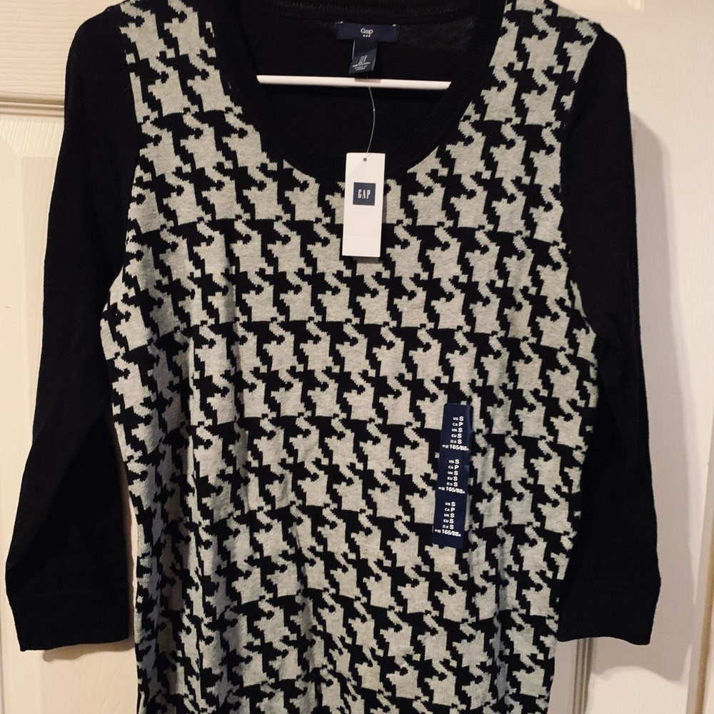 Gap Houndstooth print sweater. Size Small NWT